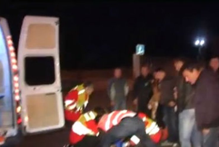 ДТП в Киеве: В автомобиль "влетели" сразу два мотоциклиста. Один погиб