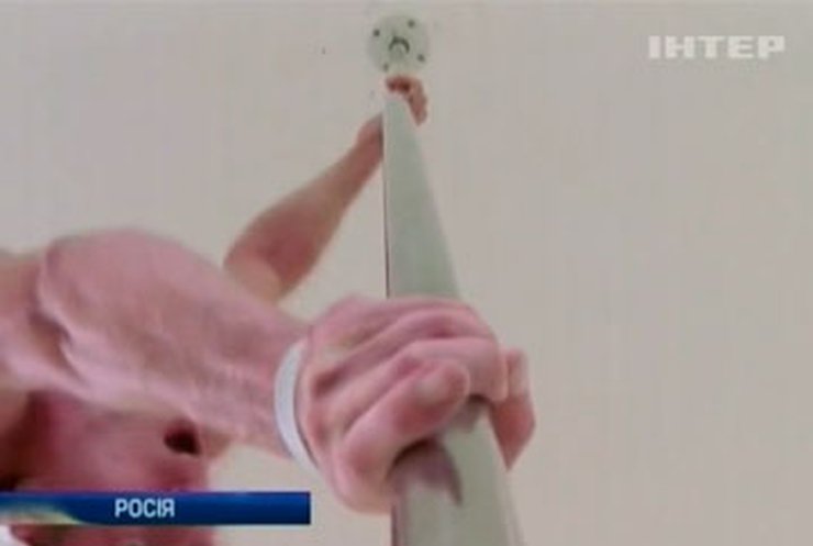 Мужчины постепенно приходят в pole dance