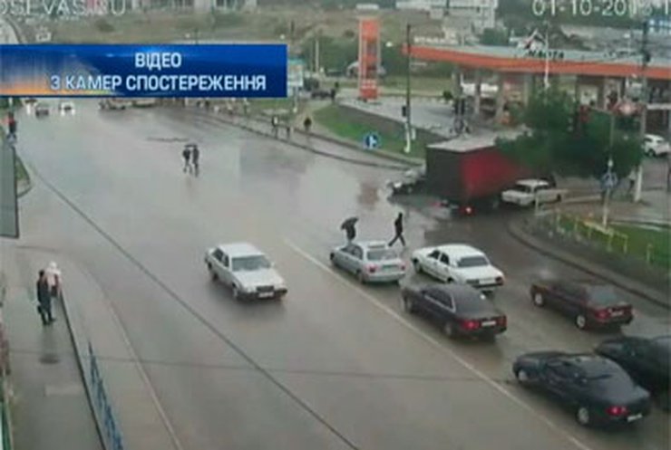 В Севастополе фура придавила к бордюру "Жигули"