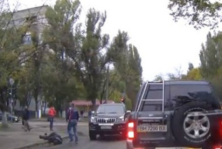 В Одессе милиционер пошел через дорогу на "красный" и попал под колеса