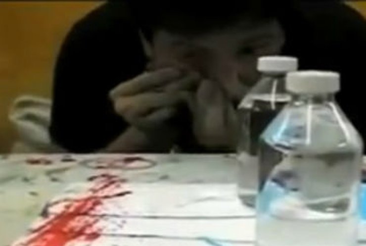 Аргентинец рисует струей акварели из глаза