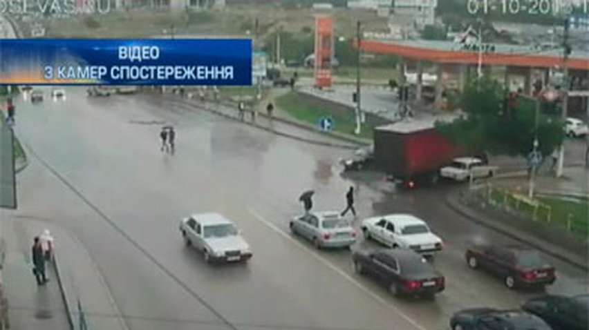В Севастополе фура придавила к бордюру "Жигули"