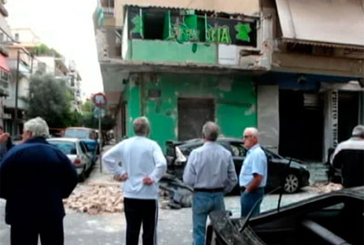 В Афинах возле клуба футбольных болельщиков прогремел мощный взрыв