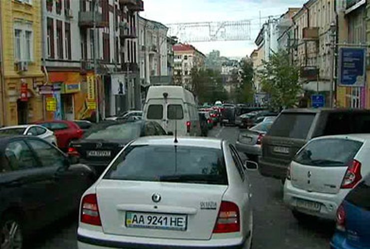 В Киеве на зиму введут одностороннюю парковку