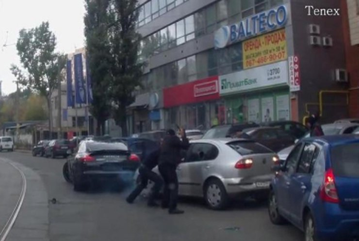 В центре Киева неизвестные на элитном авто устроили стрельбу (ВИДЕО)