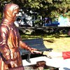 В России поставили памятник продавщице мороженого
