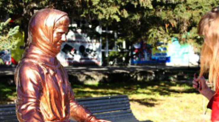 В России поставили памятник продавщице мороженого