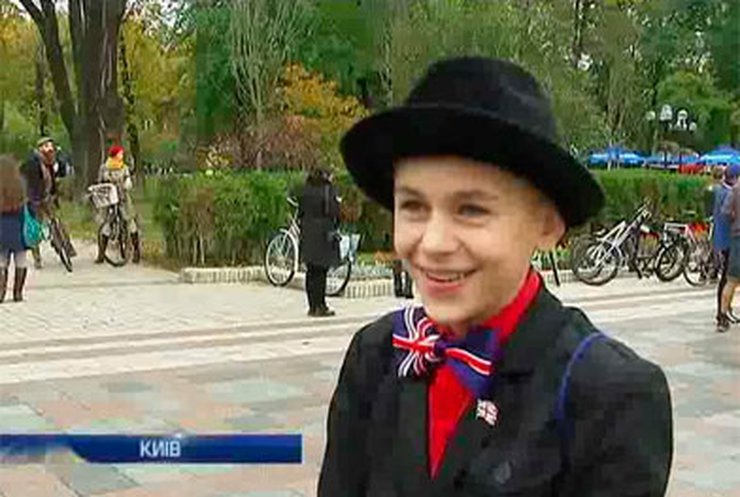 В Киеве прошел велопробег в стиле английского ретро