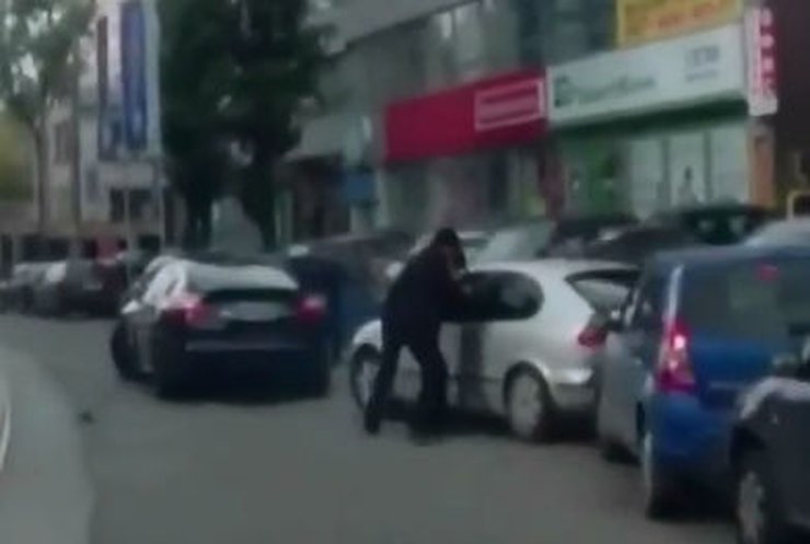 Автомобиль, который обстреляли в Киеве, перевозил деньги