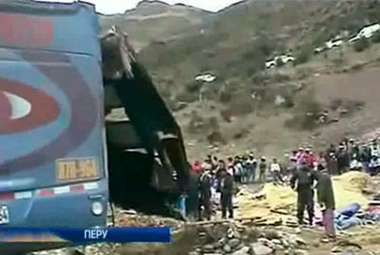 В Перу упал в пропасть автобус: 19 человек погибли