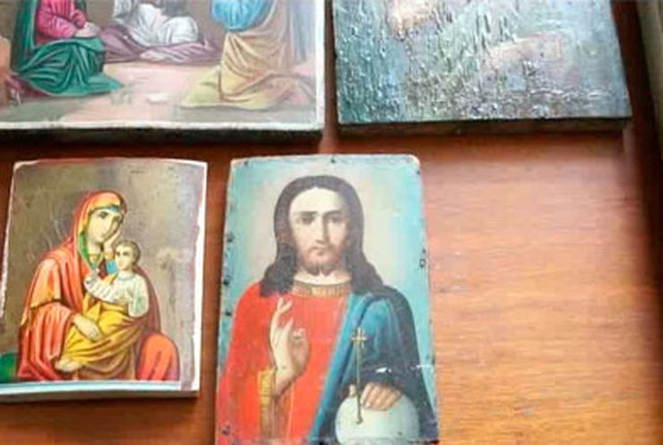 Милиция Волыни вернула церквям похищенные реликвии