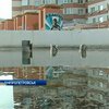 Житель Днепропетровска пытался установить бассейн на балконе 15 этажа