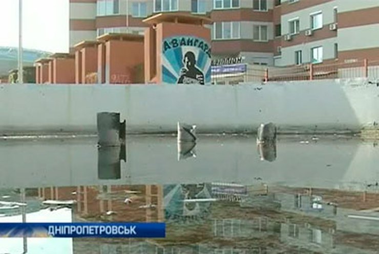 Житель Днепропетровска пытался установить бассейн на балконе 15 этажа