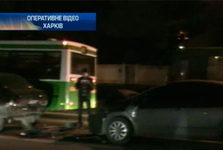 В Харькове столкнулись шесть автомобилей