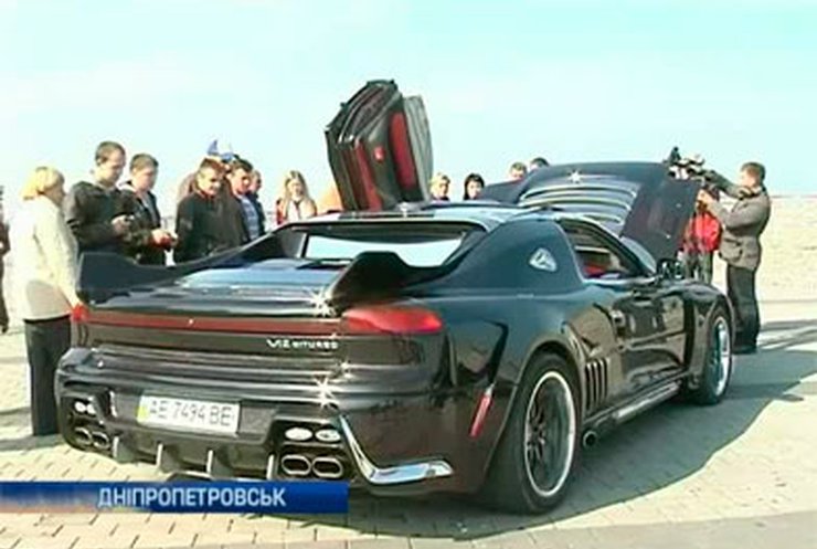 Автомобилист из Днепропетровска собрал суперкар с двумя моторами