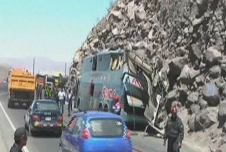 ДТП в Перу: Автобус врезался в гору