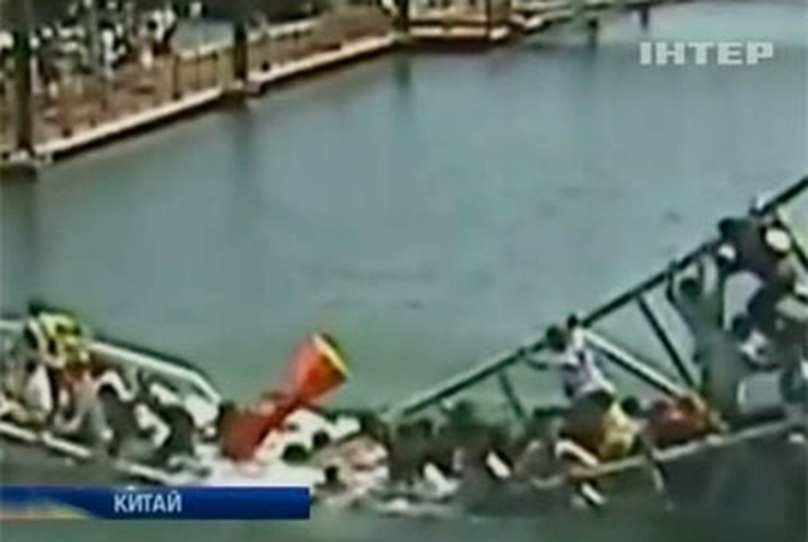 В Китае под людьми обвалился мост