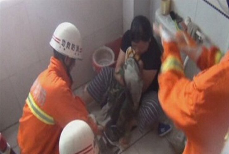 В Китае спасли ребенка, застрявшего в унитазе