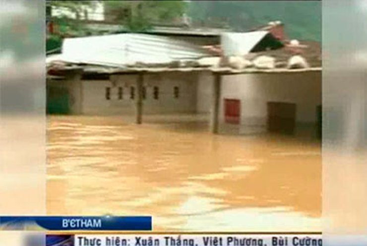 Из-за тайфуна "Нари" во Вьетнаме погибли восемь человек
