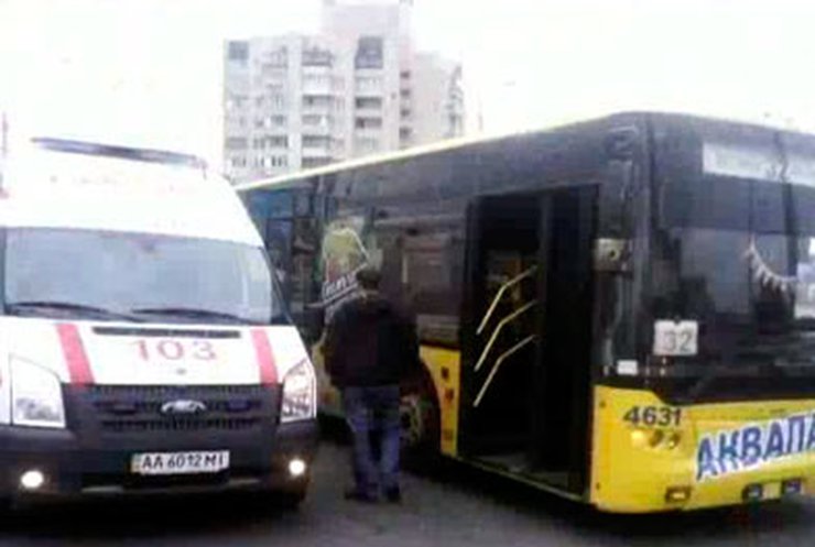 В Киеве произошло тройное ДТП с участием троллейбуса