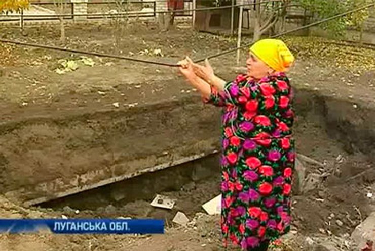 На Луганщине пенсионерка чуть не провалилась под землю в собственном дворе