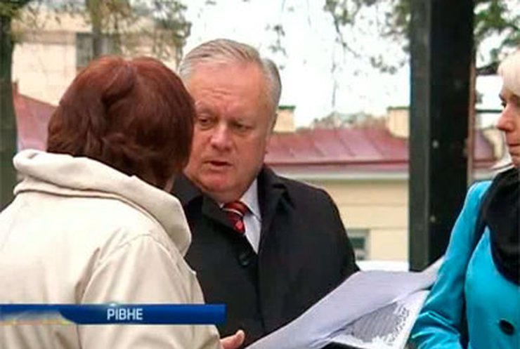 В Ривне пикетируют кафе, разместившееся в бывшей тюрьме