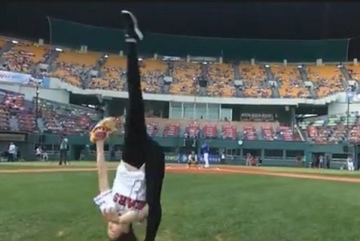 Южнокорейская гимнастка удивила всех на бейсбольном матче