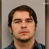 Работник аэропорта снимал снизу, как женщины поднимались по трапу