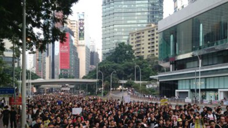 В Гонконге десятки тысяч жителей вышли на митинг в защиту телеканала