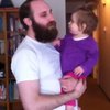 Маленькая девочка испугалась папy, который сбрил бороду