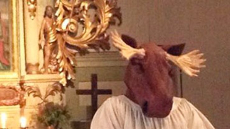 В шведской церкви пастор произнесла проповедь в костюме лося
