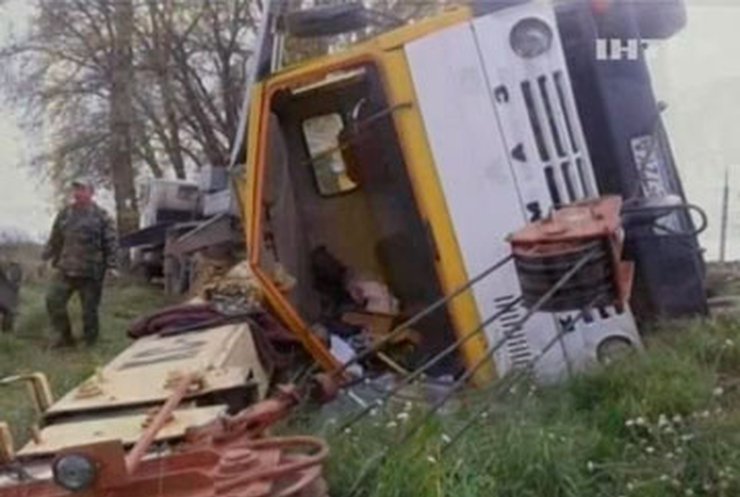 Под Киевом перевернулся 25-тонный автокран