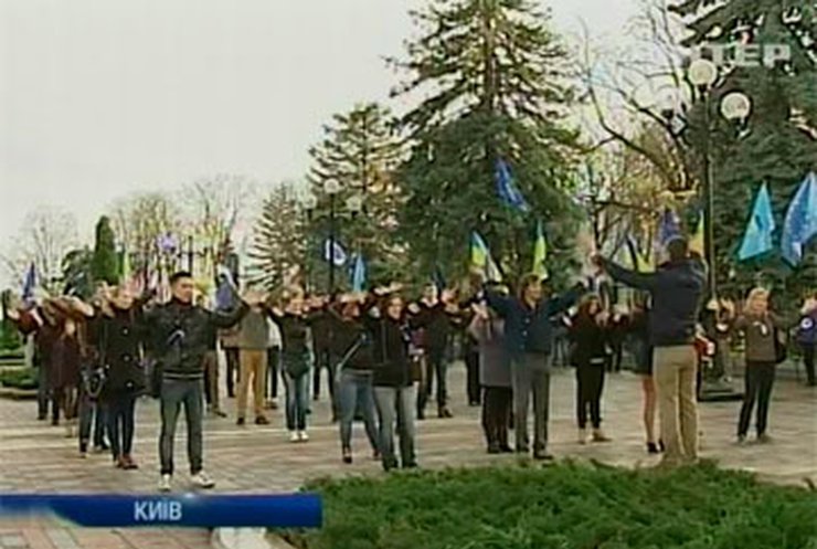 У здания ВР проходят митинги в поддержку и против евроинтеграции Украины
