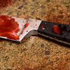 Молодой парень изрезал ножом свою девушку и ее мать, а потом бросился под поезд
