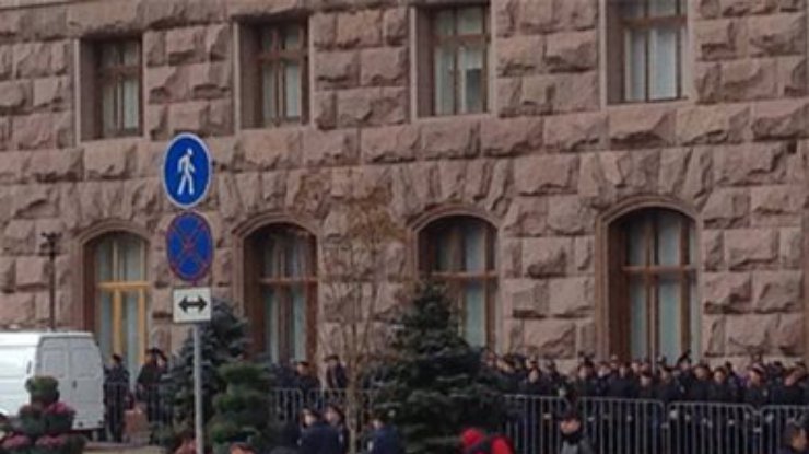 Перед началом заседания киевскую мэрию усиленно охраняют