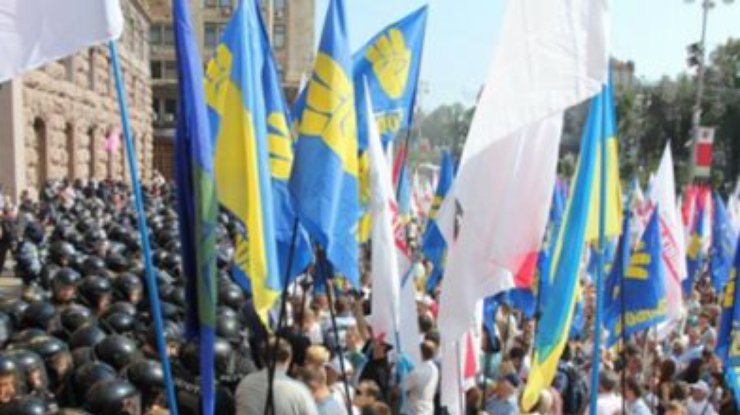Акция у Киевсовета проходит мирно, но "свободовцы" намерены провести заседание в здании (обновлено)
