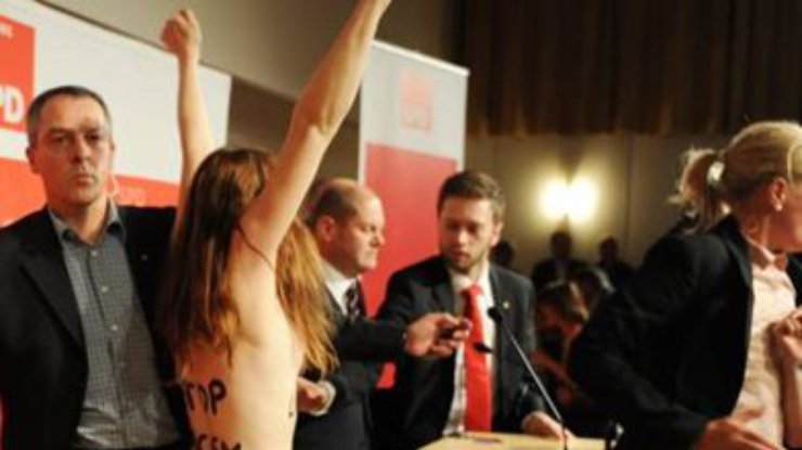 Активистки FEMEN атаковали мэра Гамбурга во время выступления