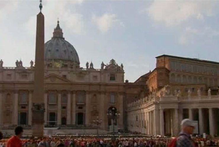 Ватикан отстранил от дел "роскошного епископа"