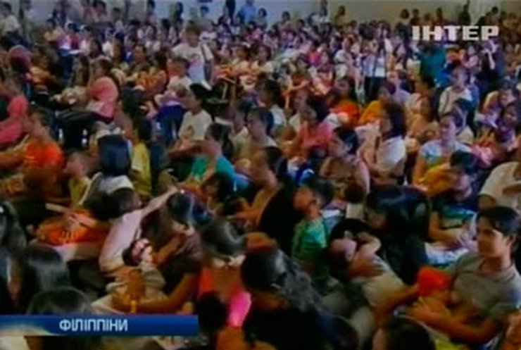 На Филиппинах тысячи мам собрались, чтобы покормить младенцев грудью