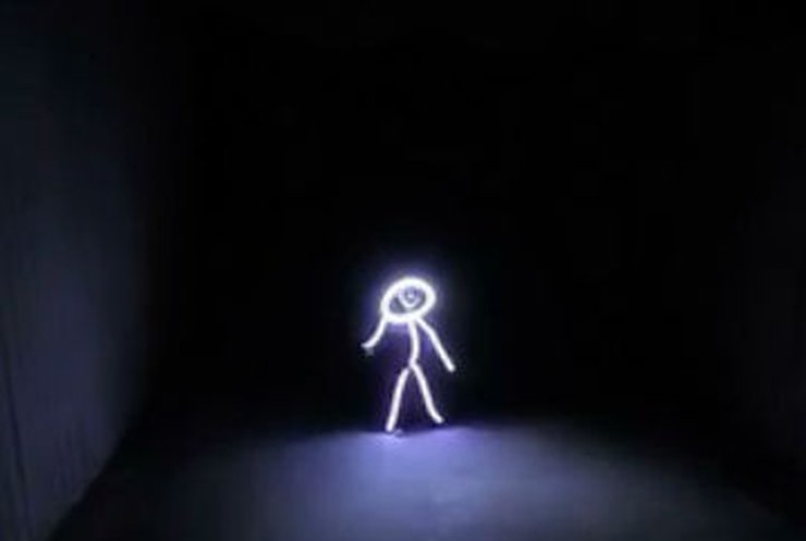Девочка в светодиодном костюме завоевывает интернет