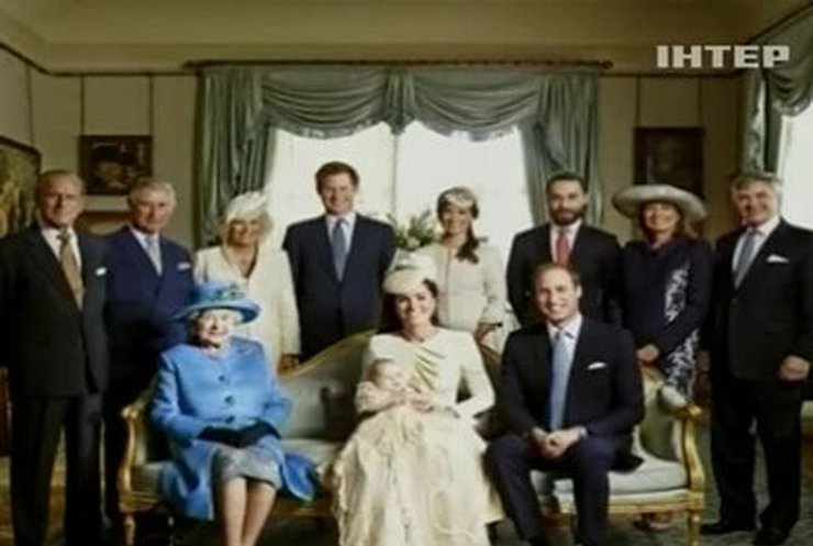 Известный фотограф запечатлил принца Джорджа вместе с королевской семьей