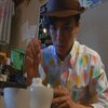 Японский мастер рисует на кофейной пене