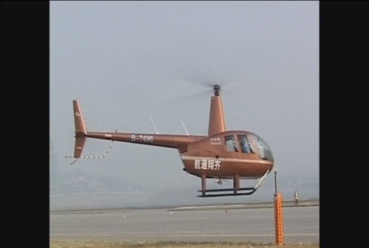 Китайские летчики провели соревнования по открыванию пива вертолетом