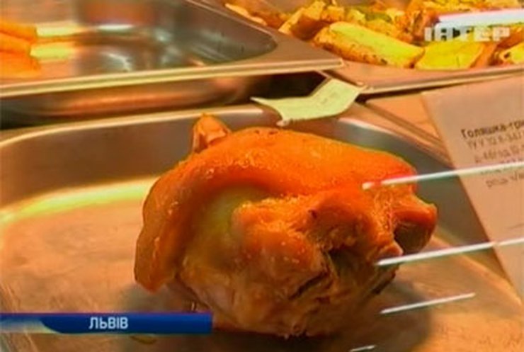 На Львовщине курицей из супермаркета отравился 21 человек