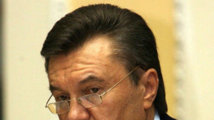 Януковича беспокоит, что у женщин зарплаты меньше, чем у мужчин