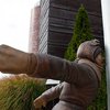 В США появилась статуя примерзшего языком к столбу мальчика