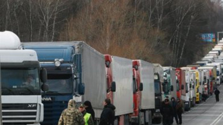 На границе с РФ вторые сутки сохраняются очереди фур: Скопились 400 грузовиков
