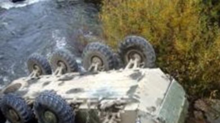 Под Житомиром с моста в реку упал БТР с солдатами