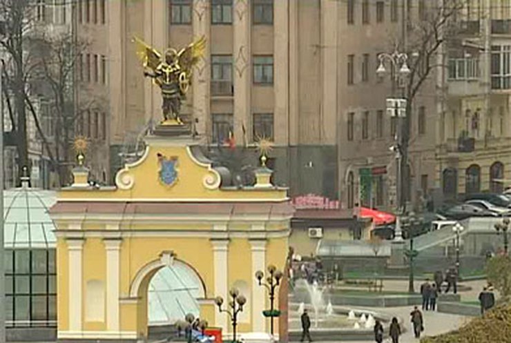В Киеве на зиму начали "консервировать" фонтаны
