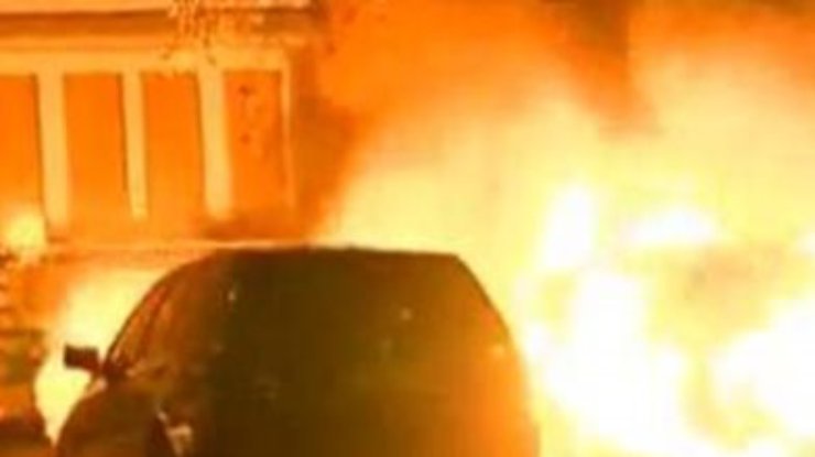 Два автомобиля в Киеве едва не сгорели из-за пожара на свалке